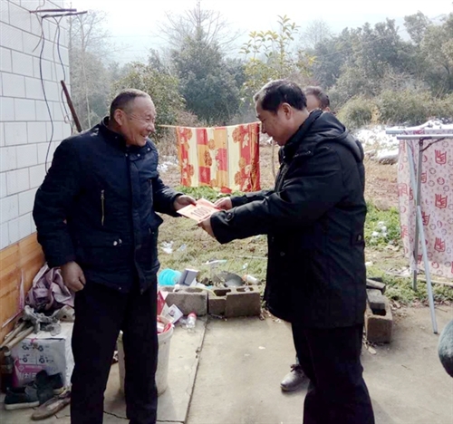 县人大常委会檀国文副主任到张溪镇慰问困难群众