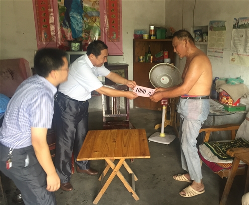 县人大常委会副主任檀国文看望慰问老党员
