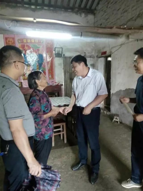 县人大常委会主任胡琼瑶赴香隅镇走访慰问困难老党员及贫困户