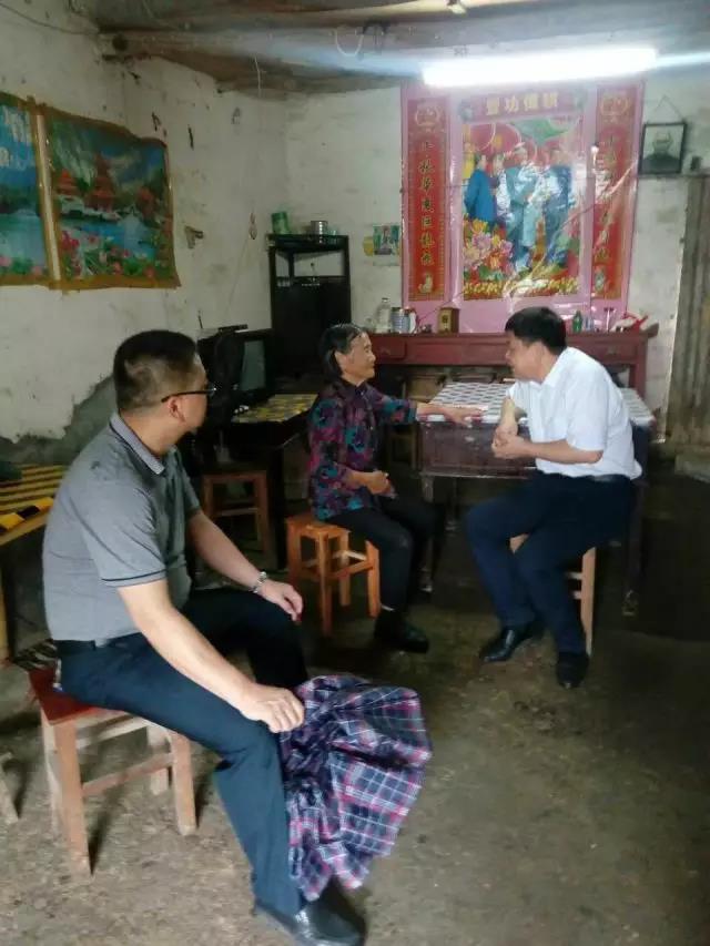 胡琼瑶主任和老党员拉家常.jpg