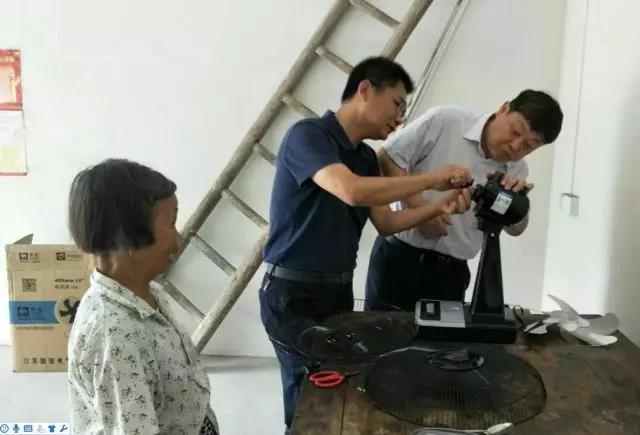 胡琼瑶主任为平困户安装电扇.jpg