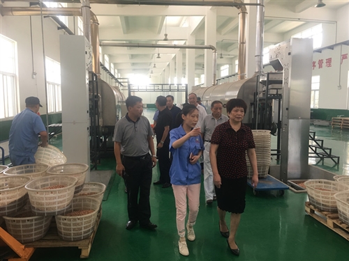 市人大常委会副主任王家莹率队赴我县开展“食品安全江淮行在池州”宣传采访活动