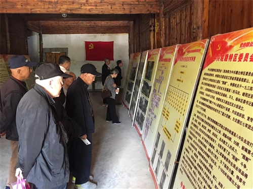 县人大常委会组织退休老干部赴龙泉镇参观考察红色教育、旅游发展活动