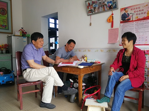 胡琼瑶赴香隅镇走访贫困户
