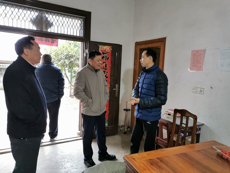 走访贫困户_副本.jpg