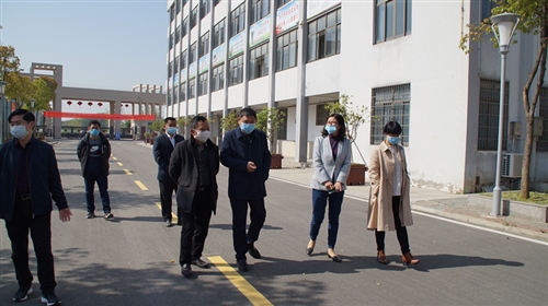 胡琼瑶赴大渡口中学检查指导学校复学准备及疫情防控工作