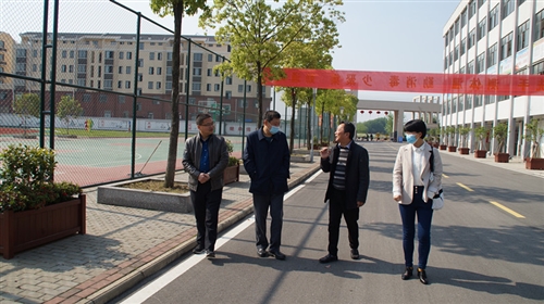 胡琼瑶赴大渡口镇检查指导学校复学准备及农村人居环境整治工作