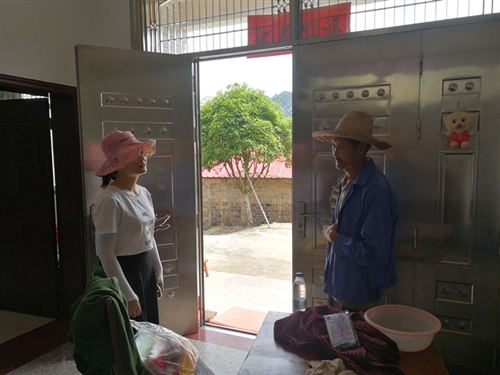 县人大办组织帮扶责任人集中走访贫困户