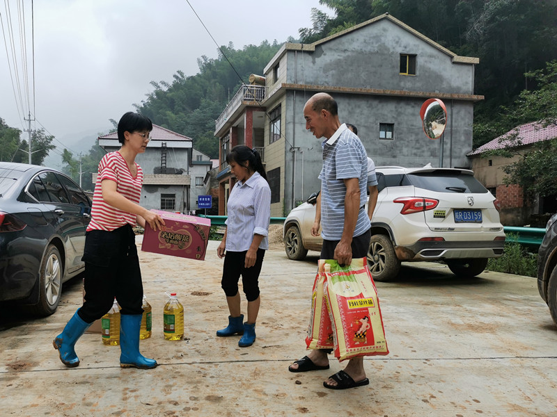 慰问受灾贫困户_副本.jpg