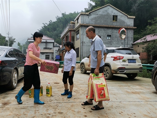 县人大办深入联系村看望慰问受灾贫困户