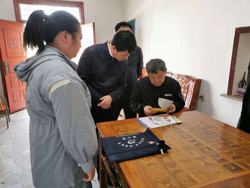 走访贫困户_副本.jpg