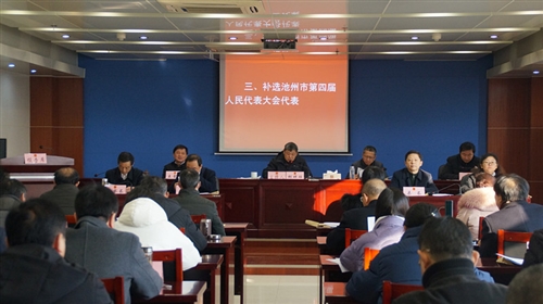 县十六届人大常委会第三十一次会议召开