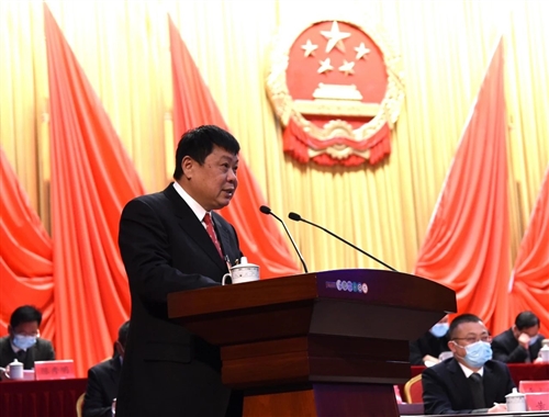 县十六届人大七次会议举行第二次大会