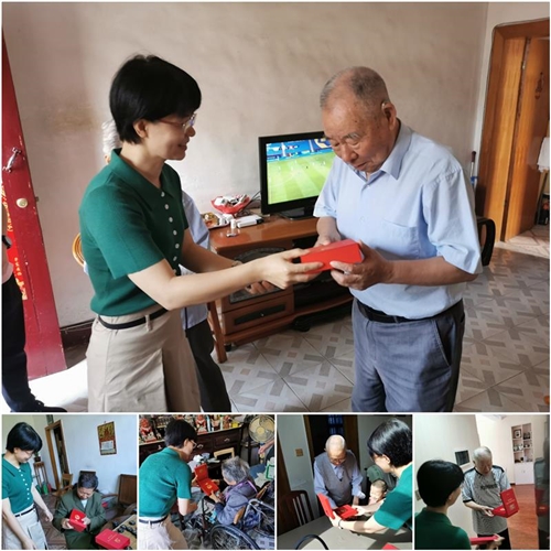 县人大机关为退休老党员上门颁发  “光荣在党50年”纪念章