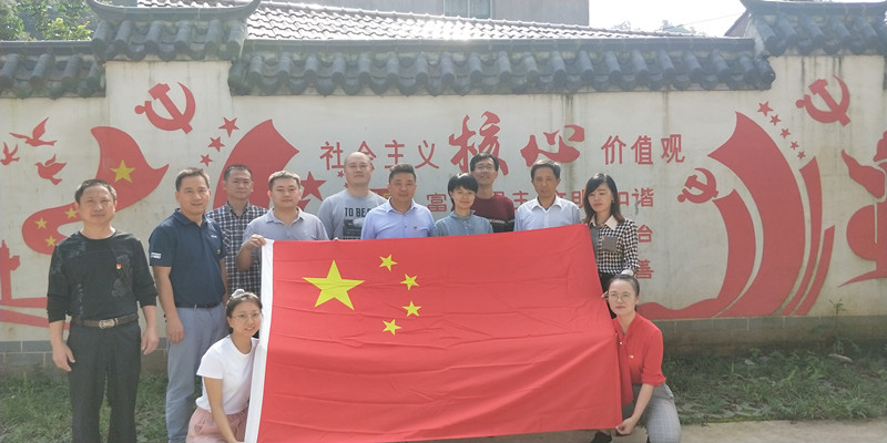 国旗合影_副本.jpg