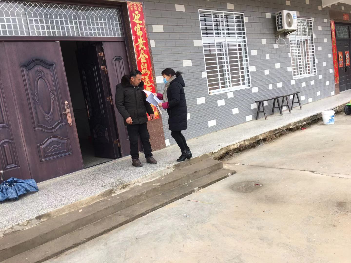 吴新风入户宣传疫情防控知识.jpg