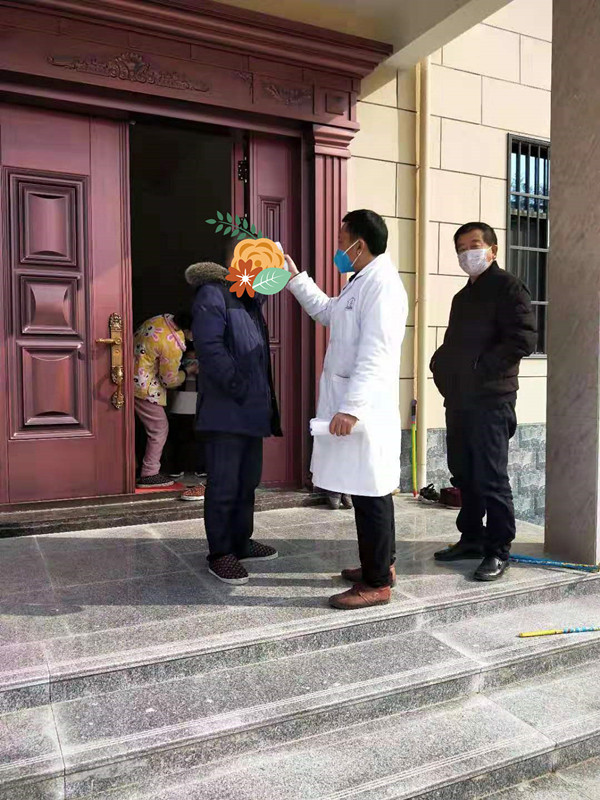 县人大代表张新龙陪同村医到户测量体温_副本.jpg