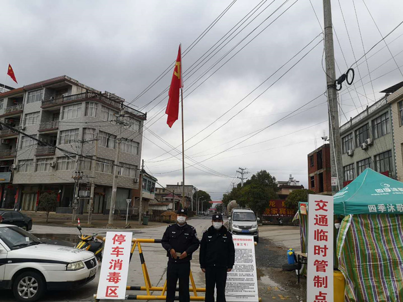 东至县龙泉镇人大代表、龙泉派出所胡道胜在卡点值班（右一）_副本.jpg