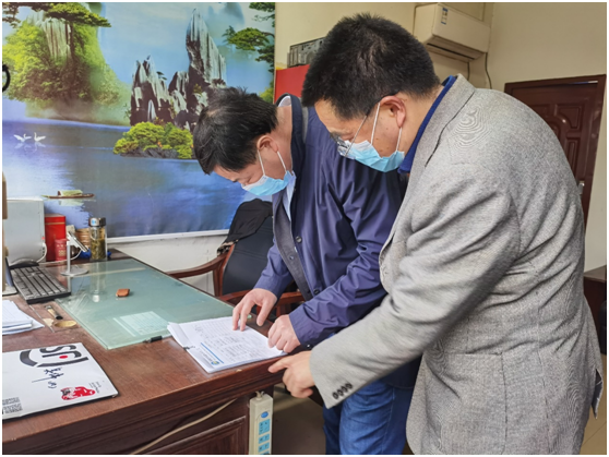 县人大常委会负责同志督导疫情防控工作
