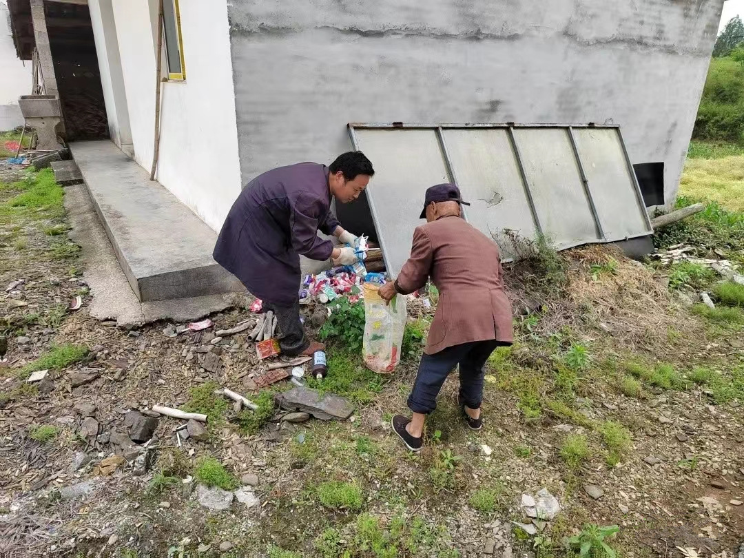 东至县洋湖镇：代表建议惠民生 清洁行动见实效