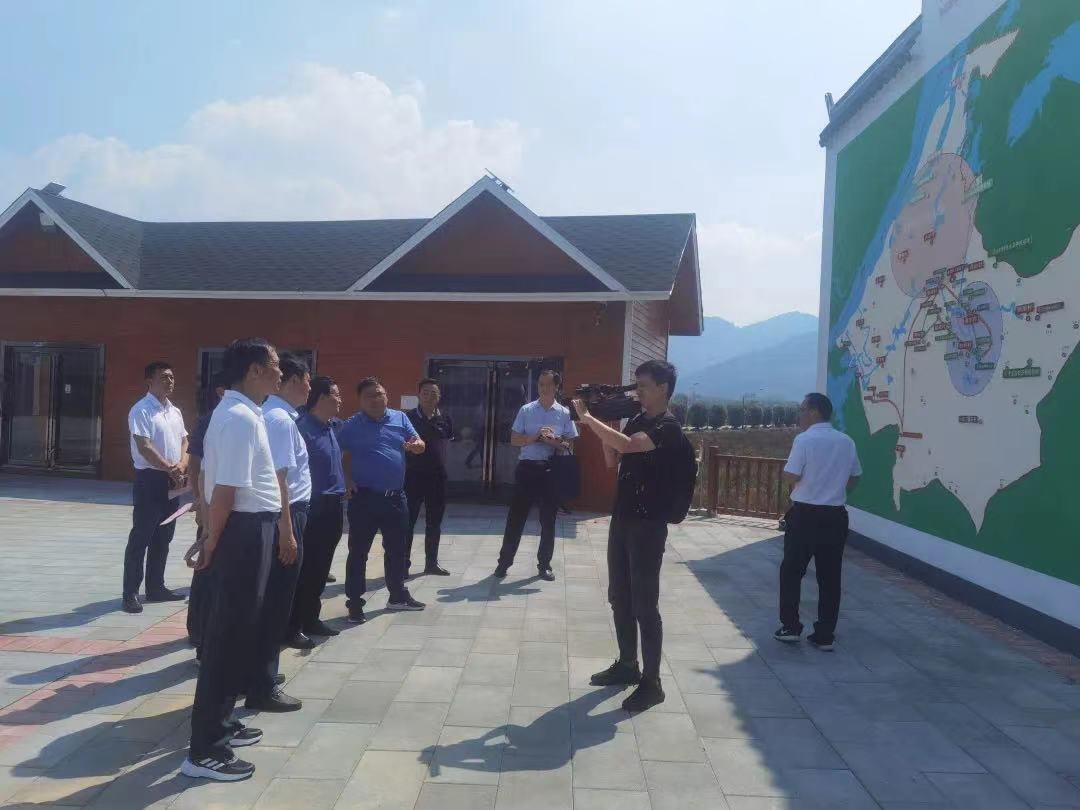市人大常委会来我县视察美丽乡村建设进展情况和巩固拓展脱贫攻坚成果