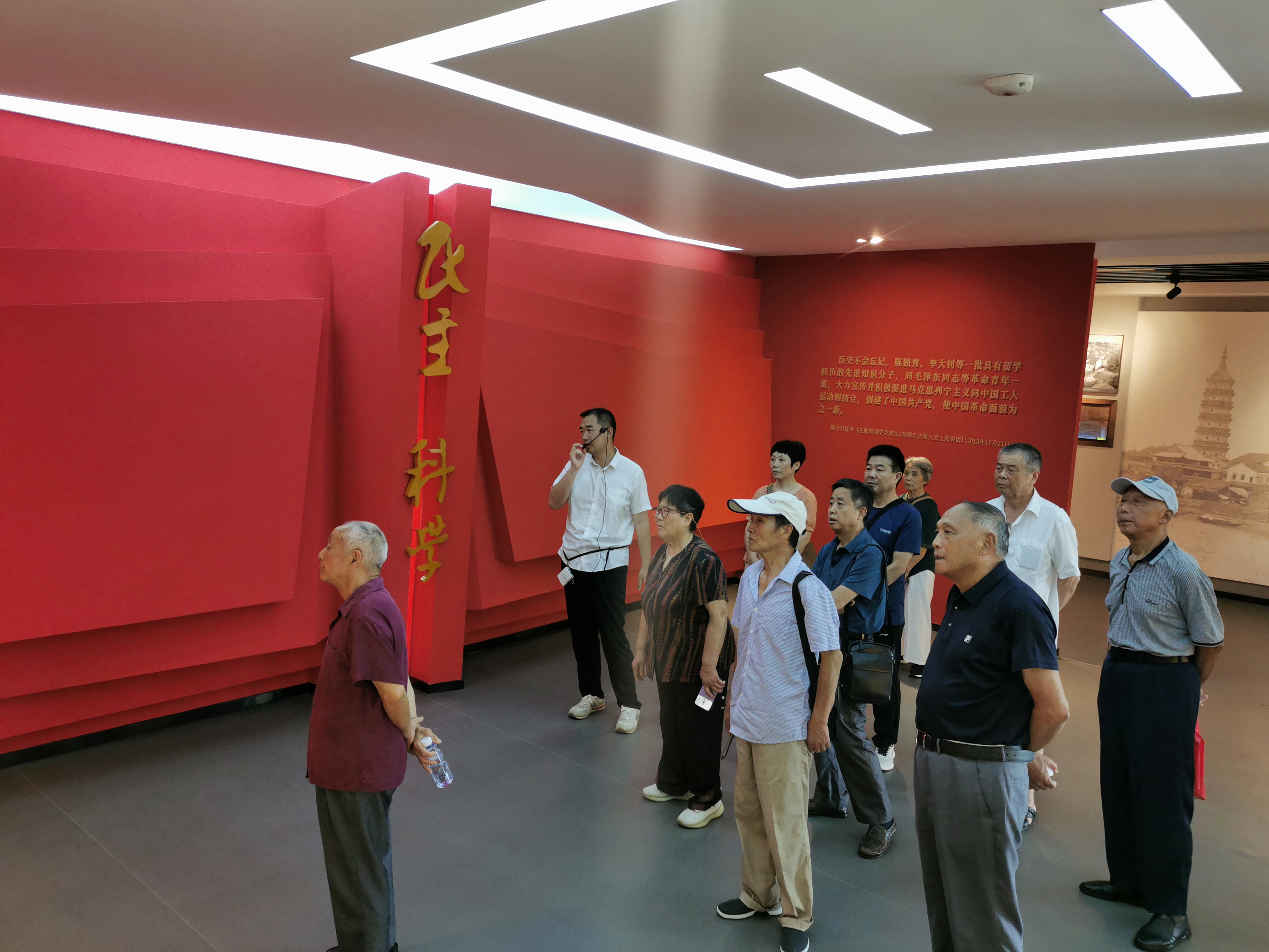 县人大机关老干部支部开展庆“七一” 主题党日活动