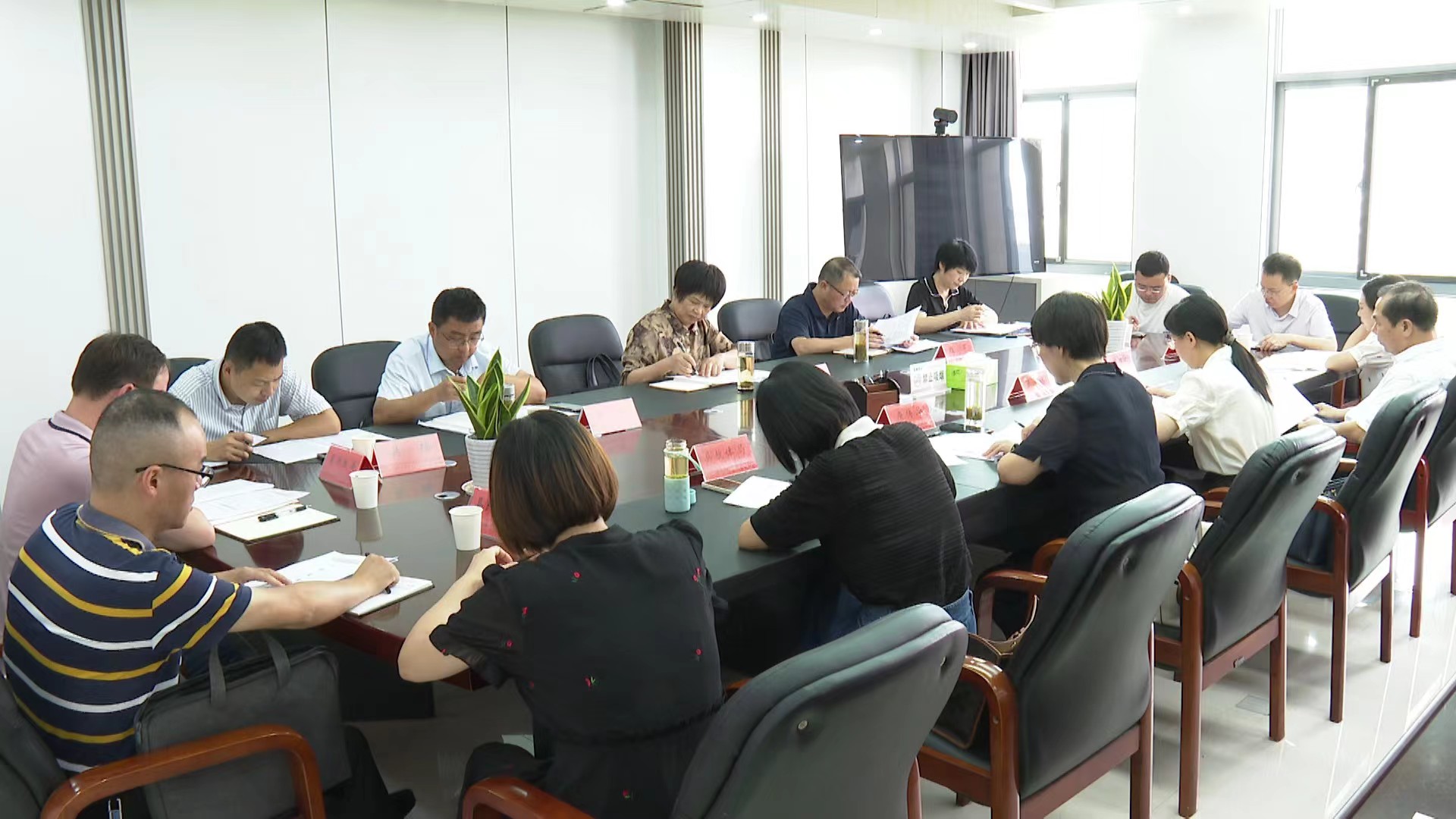 市人大常委会来我县跟踪检查《安徽省老年教育条例》执法调研主任会议议事意见办理情况