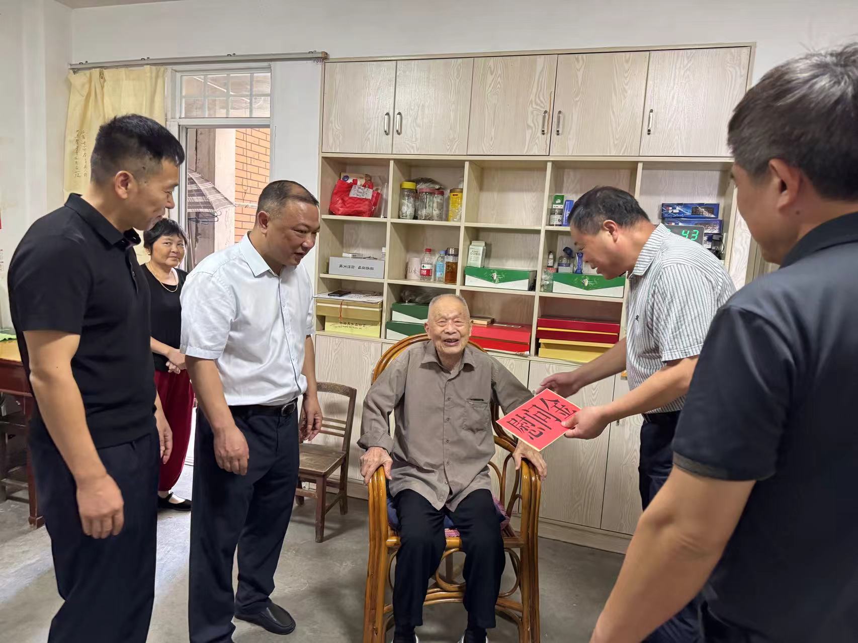 叶云生走访慰问离休老干部、烈属